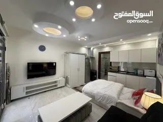  18 ستوديوهات جديدة 150 دينار اسبوعيا او 450 دينار شهريا في عمارة عائلات راقية