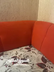  10 غرفة جلوس كبيره حمراء ويوجد معها كوشانات زياده ومساند تعتبر 18 مقعد ضهر باللون الاحمر والمقاعد معرقه