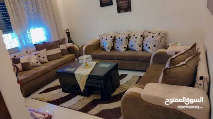  1 طقم كنب شبه جديد للبيع مع الطاوله السعر 175 دينار اربد..... ضاحيه الحسين