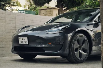  13 Tesla model 3 midrange 2019  (داخلية بيضاء)