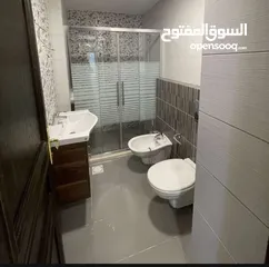  3 شقة فارغه للايجار في الجبيهه 250 م