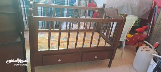  4 سرير اطفال مع خزانة