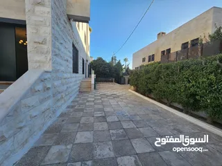  11 فيلا متلاصقة فارغة في عبدون للبيع أو للإيجار  ref : 14341