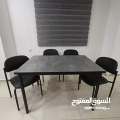  4 طاولة مع أربع كراسي بجودة عاليه للبيع