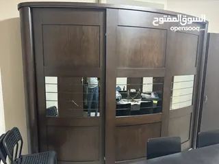  2 خزانة صناعة تركيا أبواب جرار مع زجاج في الوسط خشب ذو جودة عالية شكل الخزانة مقوس اي اكبر مساحة
