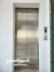  1 مصعد ركاب بخطوتين مثبتين في إطار معدني للتثبيت في المكتب أو الفيلا.