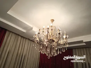  2 ثريات>مراية>طربيزات>لوحات>تحف وغيرها بحالة ممتازة