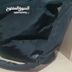  7 حقيبة كتف سوداء ماركة سكتشرز