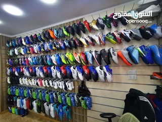  1 محل أحذيه بكامل الديكور والمعدات والأحذيه
