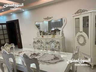  9 طقم كنب 7 مقاعد ، نيو كلاسيك مع طقم طاولات ، وغرفة سفرة فرنسي مع فضية وملحق ومراي ، بحالة ممتازة جدا