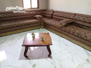  3 طقم تفصيل 20 مقعد بحالة الوكاله فرش متحرك  مع طاوله وسط  الموقع اربد