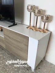  17 طاولة صالة بالون ابيض و خشبي مع تصميم يناسب جميع الديكورات يمتاز بسهولة التنظيف و يحتوي على خزانتين