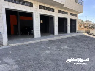  9 محلات تجاريه على الشارع الرئيسي عدد7   محلات4  اوثلاث محلات  كهرباء 3 فاز  يوجد مستودعات نفس العماره