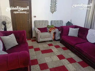  2 طقم كنب شبه جديد استعمال بسيط +طقم طاولات مجانا مع الكنب