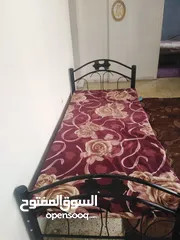  1 تخت مفرد حديد مع الفرشه