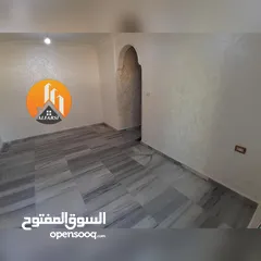  18 شقة طابق اول مع بلكونة ومصعد للإيجار في افضل وارقى المواقع في ضاحية الاقصى واسعة