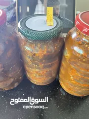  2 مقدوس بلدي بزيت الزيتون الاصلي والجوز الحديد  طعم لذيذ لا يقاوم محفوظ بعبوات زجاجية صحية