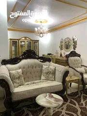  2 طقم كنب ملوكي 9 مقاعد فخم ومرتب وتقيل بحاله ممتازه