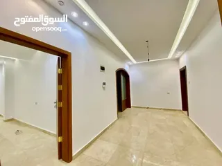  8 فيلا سكنية داخل مقسم راقي طريق شوك خلف سوق مزايا