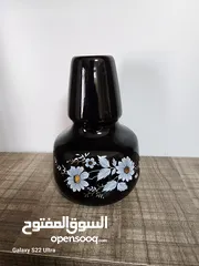  5 فازة مزهرية سوداء مزخرفة باللون الذهبي مع باقة ورد