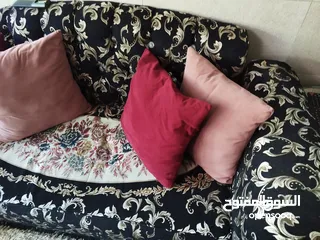  16 طاولة وسطية معدن وزحاج وتنين جانبيات خشب اسود ايكيا وسجلونتين ثلاثية  بتفتح بكس ثنائية وكرسين انتيكا