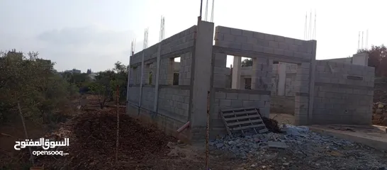  4 قطعة ارض مع بيت عظم للبيع