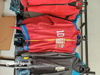  5 بضاعة محل البسه جديده صيفي شتوي قمصانبناطيلجينزبناتيولاديداخليبجاماتجاكيتات للبيع كامل