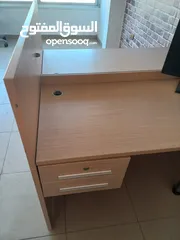  2 مكتبين وكرسي وخزانه على 60