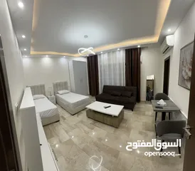  8 ستوديوهات جديدة 150 دينار اسبوعيا او 450 دينار شهريا في عمارة عائلات راقية