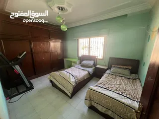  1 غرفة نوم مستعمل للبيع بسعر جيد تختين وخزانة ومكتب وكومدينا وفرشات خشب لاتيه.