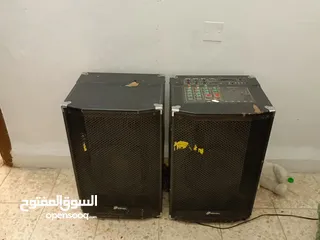  2 سماعات عدد 2 مومري فلاشه وع تلفون بنشبك عليه.