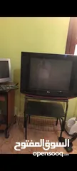  2 تلفزيون وشاشة كمبيوتر شغالات للبيع بالطاولات سعر كزيوني مع بعض 150 دينار بس... طرابلس 091-1386335