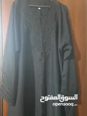  9 مانطو اسود ورمادي وهاد يلي بلصورة وعدة اشياء وفي تنتين مو ديلهم متل العباءة سحاب