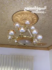 2 ثريا زجاج بالكامل – نظيفة جداً وجاهزة للتركيب 13 لمبة تِلمع ولم تستخدم كَثيراً زجاج فاخر ولمعة راقية