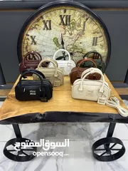  19 شنتة ستاتي اصلي مع العلبة  جلد طبيعي جودة عالية جدا  سحاب ويد طويلة  مقاس 21×27