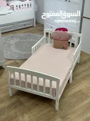  1 للبيع تخت أطفال خشبي أنيق  تخت خشب أبيض مع فرشة مريحة، تصميم عملي وآمن للأطفال.