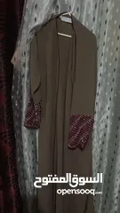  1 جاكيت طويل ساتر بلون البني ذو اكمام بريق