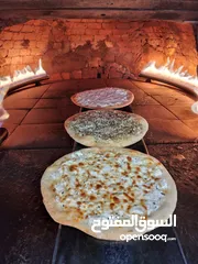  1 مطعم معجنات للبيع يعمل منذ 1995لغايه الان بشكل ممتاز  موقع ممتاز وله زبائن تبحث عن الجوده والطعم