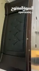  1 مكتب مع كرسي وخزانه شبه وكاله