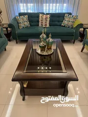  9 صالون قعدة كامل لون اخضر كامل من جميع الاتجاهات يحتوي على كنب ومفردات وطاولات وبرداي وسجادتين وطاولة