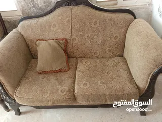  3 طقم كنبايات مستعمل للبيع مع طاولة بيضاء كبير و صغيرة عدد 2
