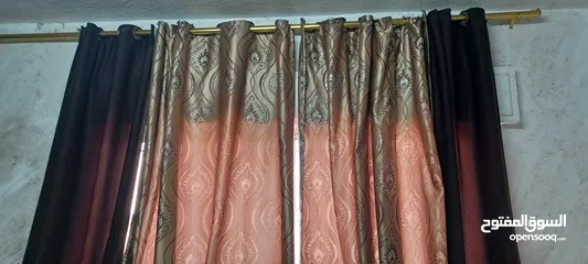  9 طقم كنب 7 مقاعد بحالة جيدة جدا مع طاولة وسط خشب وقزاز للبيع المستعجل بداعي السفر