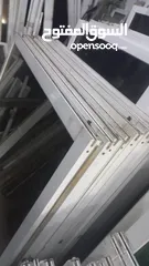  1 شبابيك المنيوم لون ابيض زجاج عسلي بحال الوكااااله عدد 15