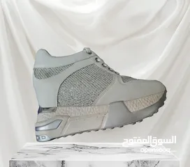  1 بوط عرايسي لون ابيض بوط لون ابيض مع لمعه سلفر استعمال مره واحده نمرة 39 قالب صغير يلبس نمرة اصغر
