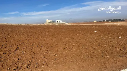  17 مادبا  غرب دورية الشرطة  مدخل مادبا الشرقي 6 دونم ارض  سكنيه مميزة عل شارع معبد