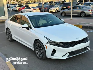  3 كيا K5 موديل 2022 لون ابيض 1600cc بحالة ممتازة