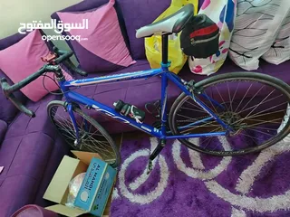  2 رود بايك فل المنيوم كامل 9سرعات صناعة فرنسية معو خوذة ومعو بوت رياضي