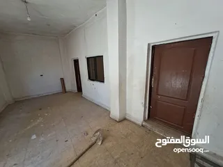  17 ارض ومنزل للبيع في ماركا نمره ثنين عن الشارع والسوق وفي دخله ع الارض من الخلف