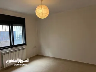  3 شقه فارغة للايجار في عين منجد