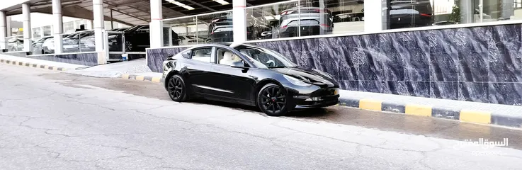  2 تيسلا 2023 model 3 فحص كامل اوتوسكور لون اسود ملوكي داخلي ابيض بحالة الوكالة بسعر لقطة ومحروووق